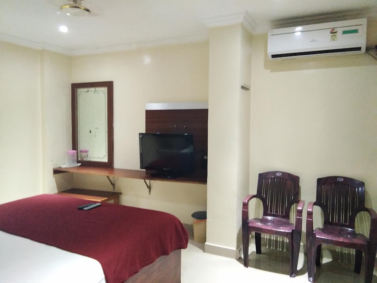 Hotel Adarsh Residency Тирупати Екстериор снимка